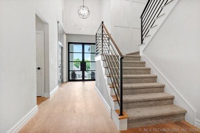 Beautiful 2 story w/ white oak, hardwood floors, d