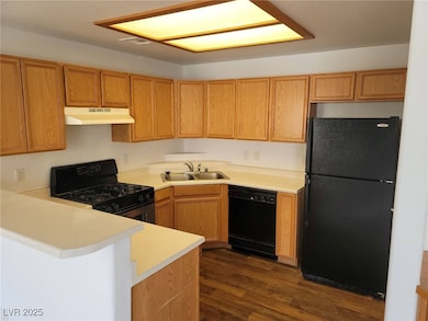 Kitchen with sink, kitchen peninsula, dark wood-ty