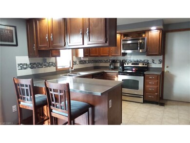 Beautiful kitchen with LOTS of storage!  All appli