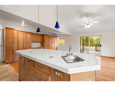 Kitchen-Breakfast Bar