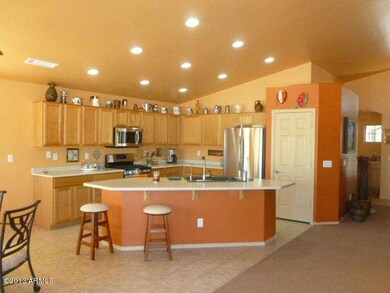 Open & spacious kitchen w/breakfast bar