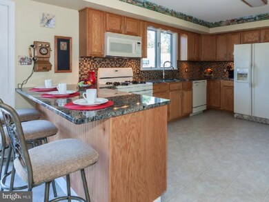 1908 Wayne Dr, Norristown, PA 19403 - photo 4