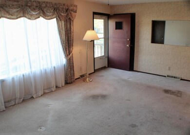Living Room/Entry