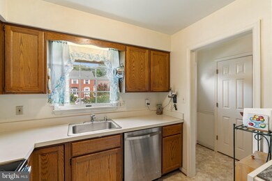 211 Fairfield Dr, Warrenton, VA 20186 - photo 2