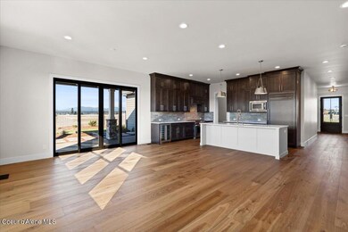08-Living Room & Kitchen