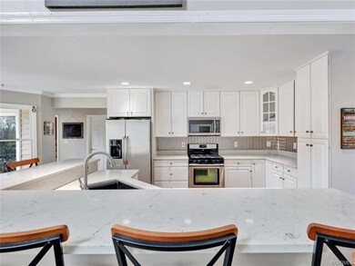 Kitchen has new granite counters, SS appliances (2