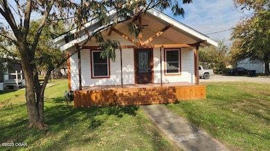 1021 E Sycamore St, Columbus, KS 66725 - photo 2