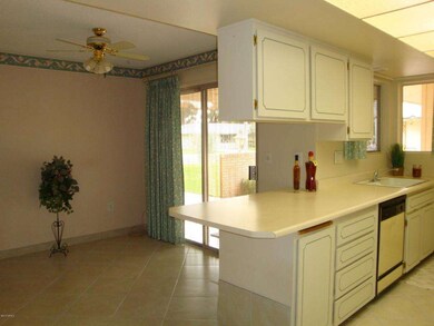 4 EAT IN KITCHEN AREA