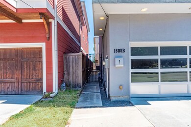 1608 E Bonner St unit B, Houston, TX 77007 - photo 2
