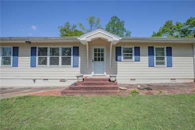 Ranch-style house featuring a front yard and crawl