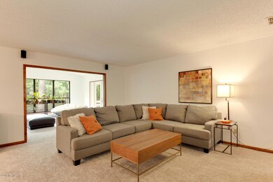 441 Holiday Hill Cir E, Jacksonville, FL 32216 - photo 4
