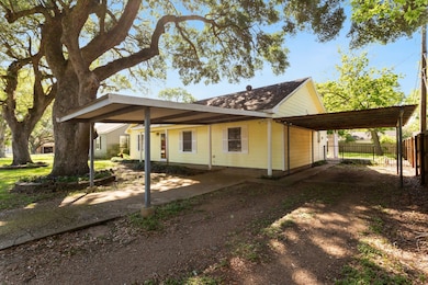 211 Fitzgerald St, East Bernard, TX 77435 - photo 3