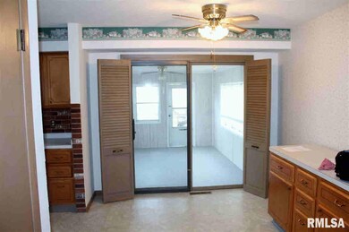 2015 W 35th St, Davenport, IA 52806 - photo 4