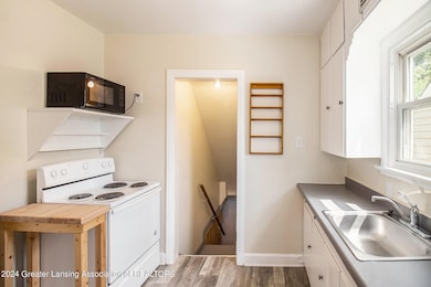 814 N Martin Luther King jr Blvd, Lansing, MI 48915 - photo 5