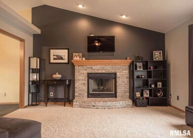 6141 N Thornwood Ave, Davenport, IA 52806 - photo 2