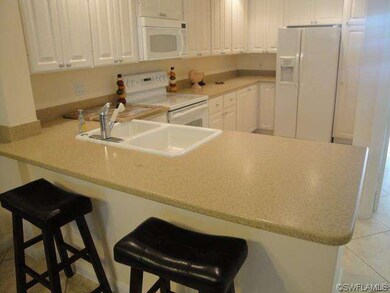 Fully Equiped Kitchen with Breakfast Bar