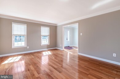 8210 Labbe Ln, Vienna, VA 22182 - photo 5
