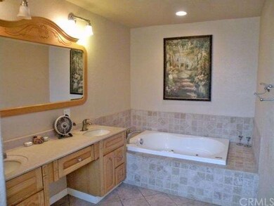 Master Bath with Double Sinks & Jacuzzi Tub
