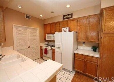 Gas appliances - Full size laundry behind the slid
