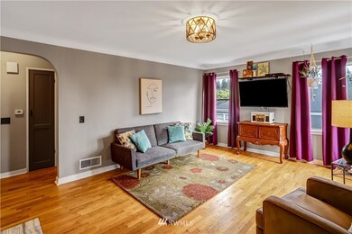 Period 1940's coved ceilings and arch doorway, plus new lighting!