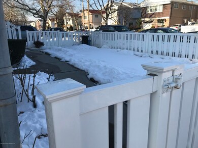 370 Dongan Hills Ave front yard