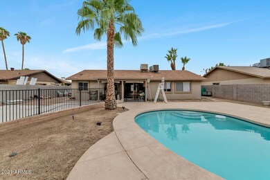 3067 N 89th Ln-large-021-017-3067 N 89th
