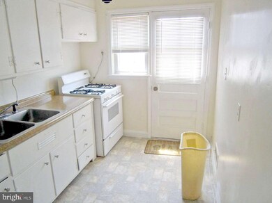 938 Palladi Dr, Halethorpe, MD 21227 - photo 4