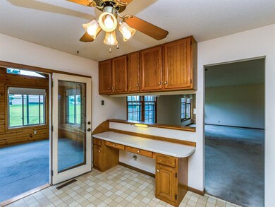 BREAKFAST BAR/SERVING AREA