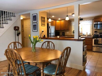 Dining Room to kitchen