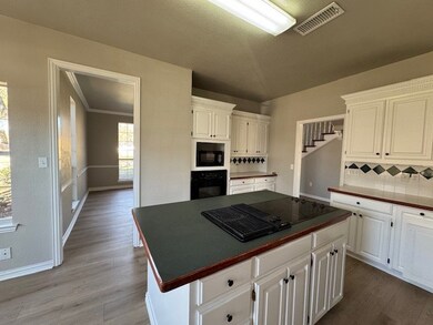 1004 Abbots Ln, Denton, TX 76205 - photo 2