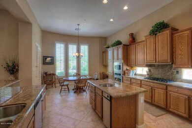 Kitchen & Breakfast Area