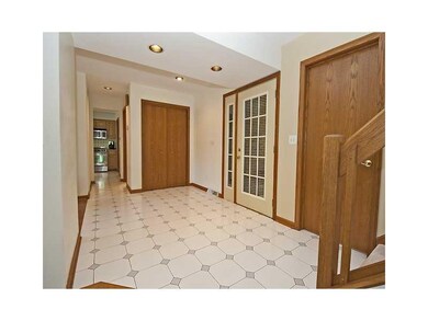 Entry/Foyer.