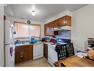 1194 R St, Springfield, OR 97477 - photo 5