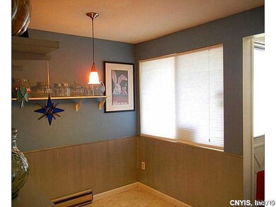 Kitchen Dining Light and bright!!!