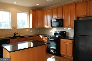13918 Greendale Dr unit 30, Woodbridge, VA 22191 - photo 2