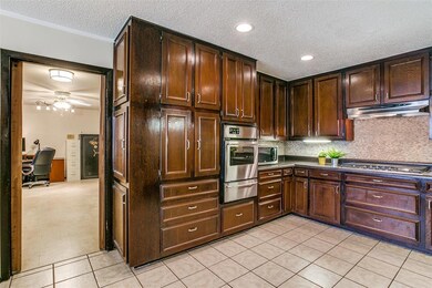 1104 W Redbud Dr, Hurst, TX 76053 - photo 5