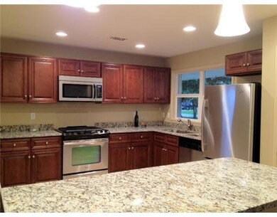 Kitchen. Recessed lighting, Stainless Appliances,