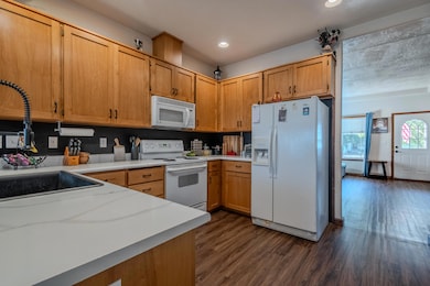 739 S Haskell St, Central Point, OR 97502 - photo 5