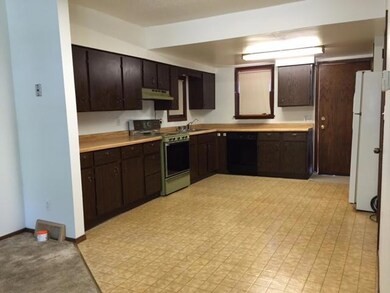 1014 Oak St, Grand Forks, ND 58201 - photo 3