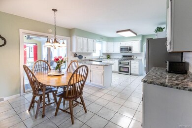 eating area with sliding door to sun room