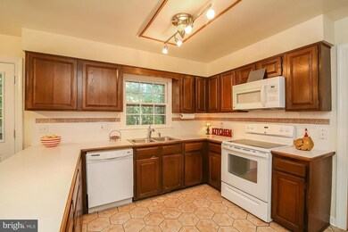 9706 Rolling Ridge Dr, Fairfax Station, VA 22039 - photo 4