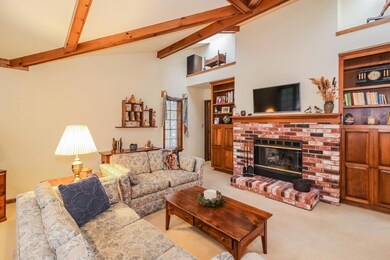 005-photo-living-room-6655828