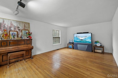 21 Woodlake Dr, Piscataway, NJ 08854 - photo 2