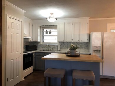 Kitchen w/island