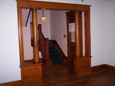 Columns into living room<|><|>