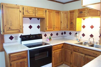 Cute kitchen cupboards! Kitchen appliances included.