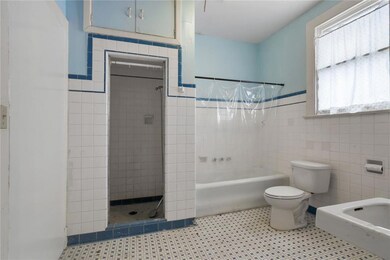 Spacious full bathroom Apt B
