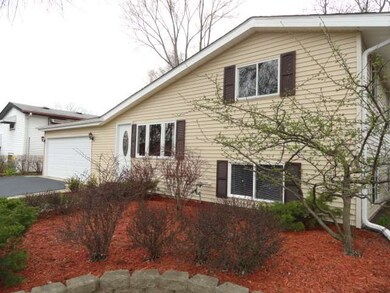 1726 Queens Ct, Carpentersville, IL 60110 - photo 4