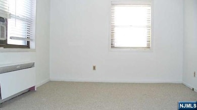 ALL DAY BRIGHT LIVING/DINING/BED ROOM STUDIO W/2 WINDOWS!