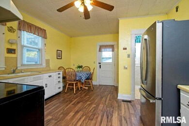 812 E High St, Davenport, IA 52803 - photo 7